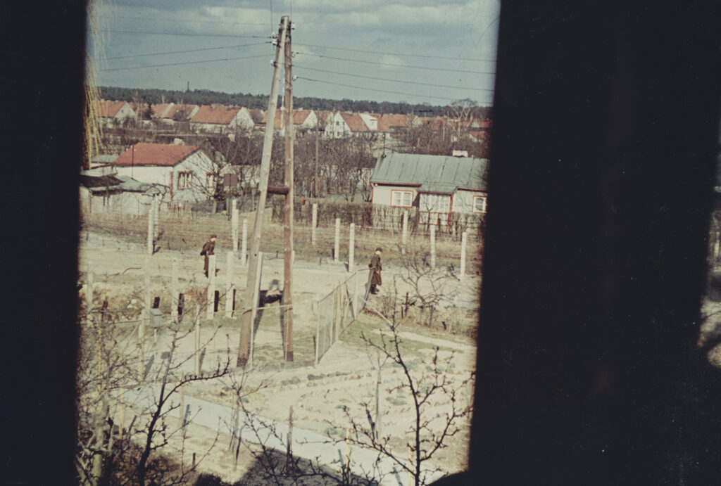 Die Mauer in Falkensee fotografiert aus einem Privathaus an der Grenze 1961.