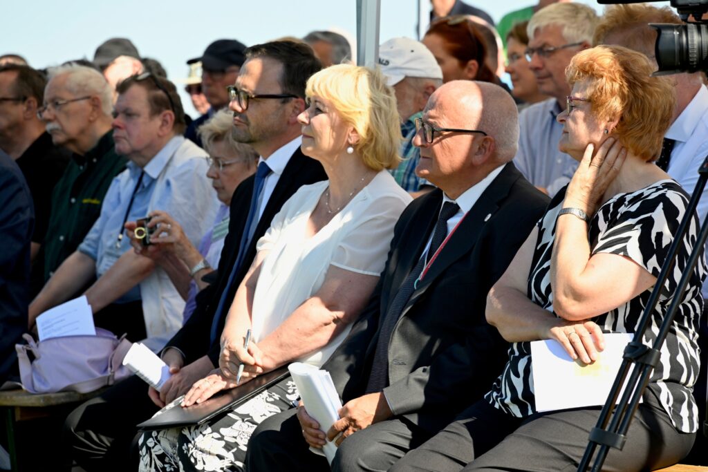 Verschiedene Besucher einer Veranstaltung schauen aufmerksam nach vorne
