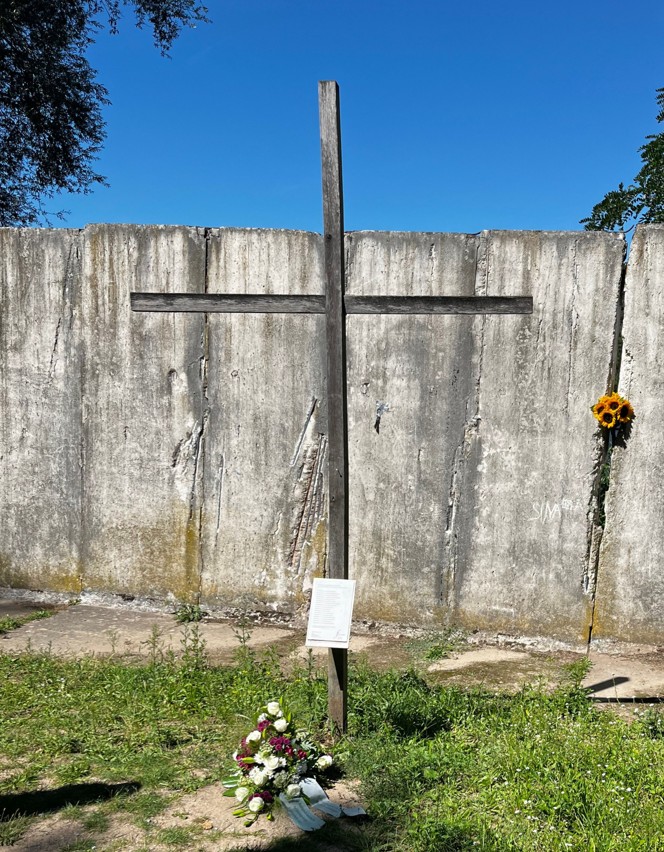 Kranz zum Gedenken an die Opfer des DDR-Regimes von der Beauftragten des Landes Brandenburg zur Aufarbeitung der Folgen der kommunistischen Diktatur vor Holzkreuz